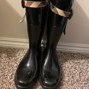 Burberry riding rain boots with belt.